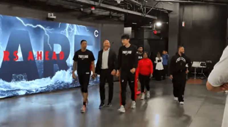 体育彩票-杨瀚森赛后与总经理克罗宁拥抱沟通，全程无翻译陪同